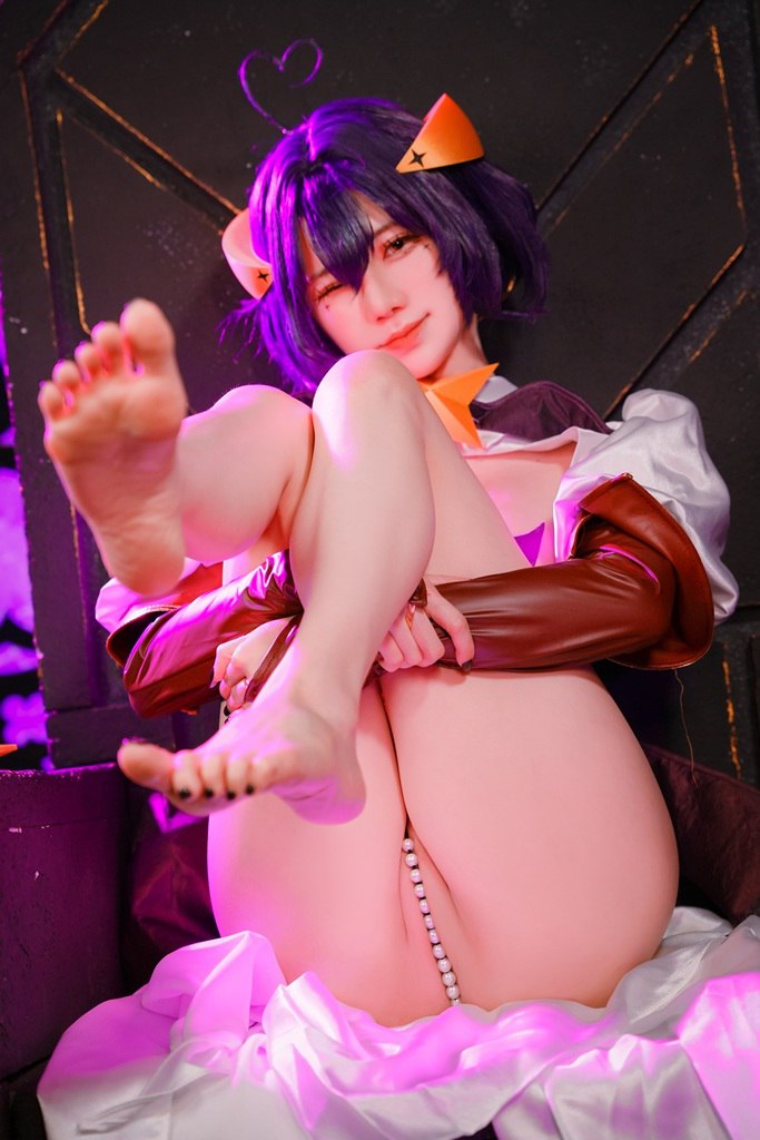 Cosplay Beauty with Pearl String Cunt and Sexy Feet Purple-haired beauty shows off her pearl-adorned pussy and sexy feet