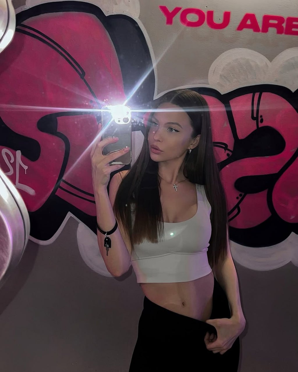 Sexy Babe Flaunts Taut Abs and Cleavage in Mirror Selfie Sexy Babe Flaunts Taut Abs and Cleavage in Mirror Selfie