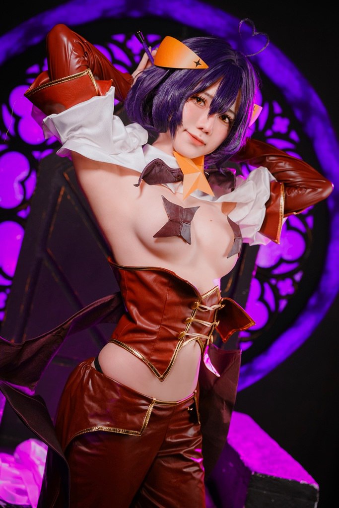 Sexy Cosplay Babe in Revealing Costume Sexy Cosplay Babe in Revealing Costume